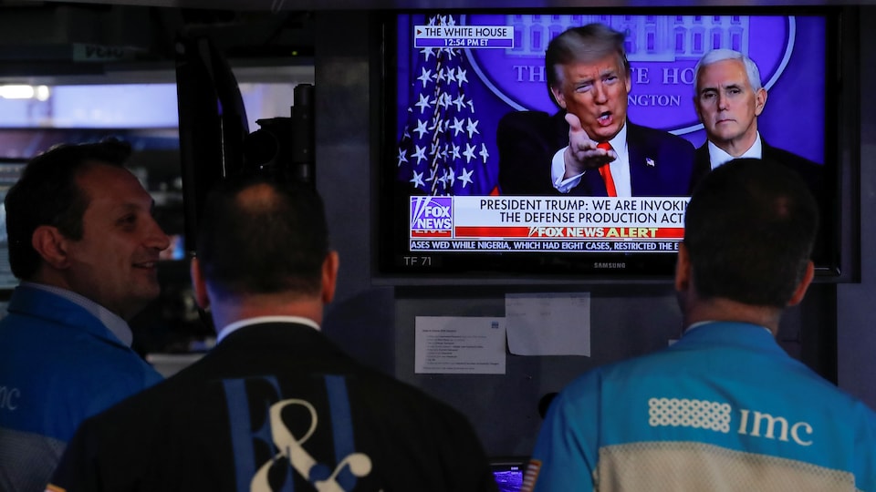 En conférence de presse mercredi, le président des États-Unis, Donald Trump, a affirmé que le pays était en « guerre contre le virus ».