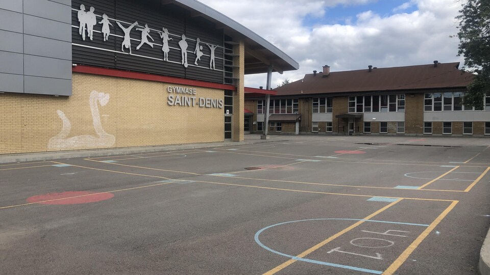 Une cour d'école primaire.