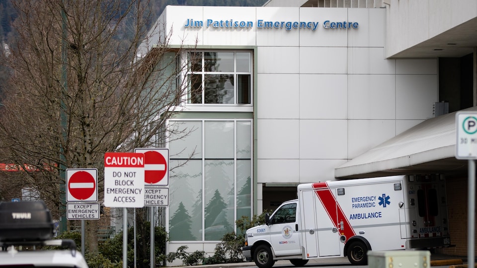 Une ambulance devant l'hôpital Lions Gate à North Vancouver.