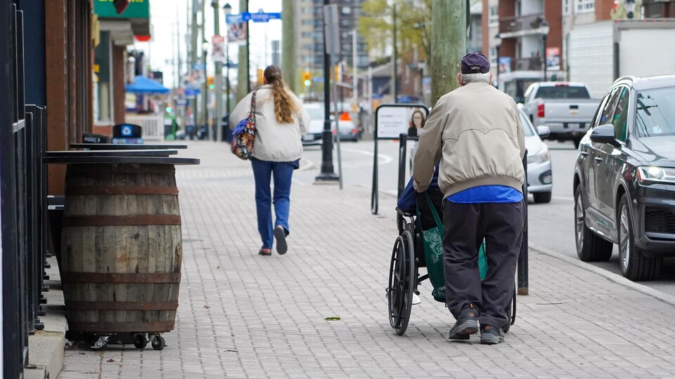 Des gens marchent sur le trottoir à l'extérieur. (archives)