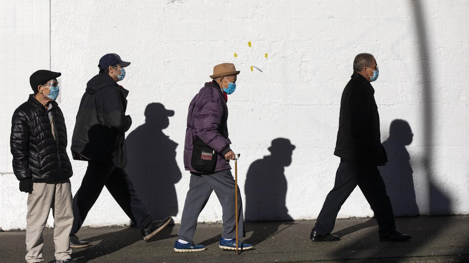 Des personnes marchent dans la rue.