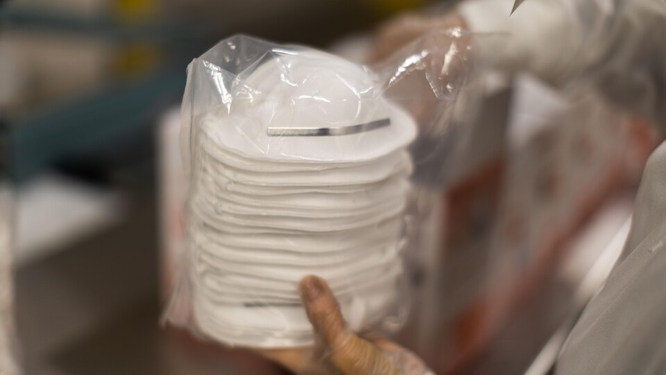 Une pile de masques N95 dans un sac de plastique.