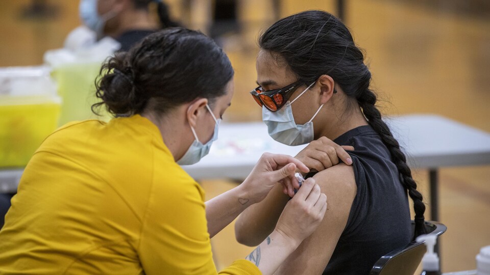 Une femme autochtone qui se fait vacciner