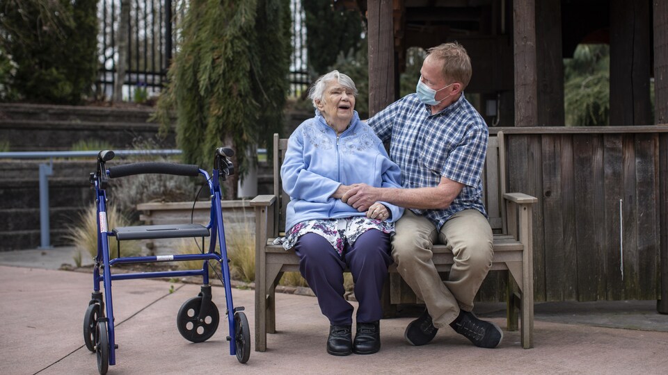 Deux personnes sur un banc.