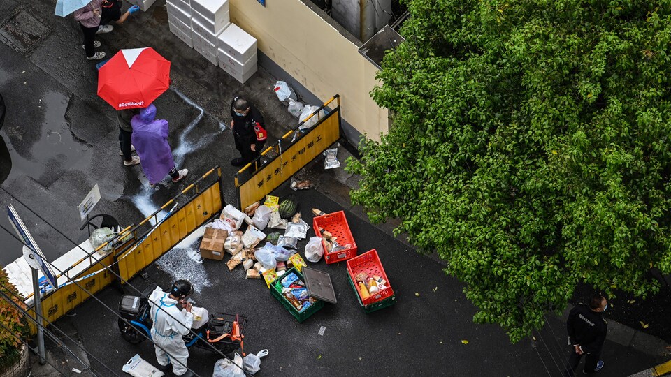 Des provisions transitent par un poste de contrôle dans le quartier de Jing'an à Shanghai.