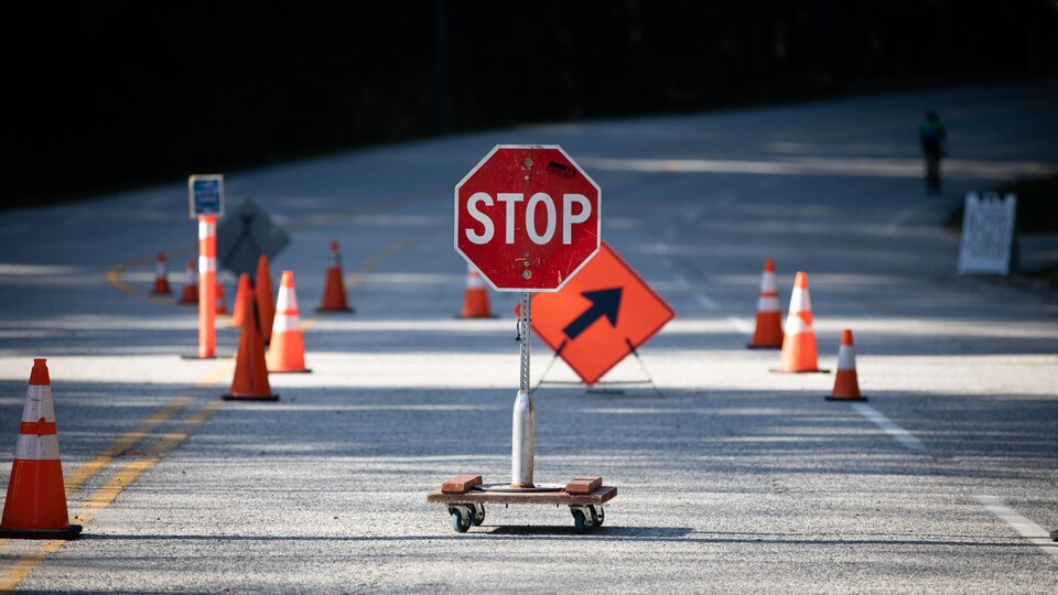 Un détour est annoncé par de la signalisation routière.