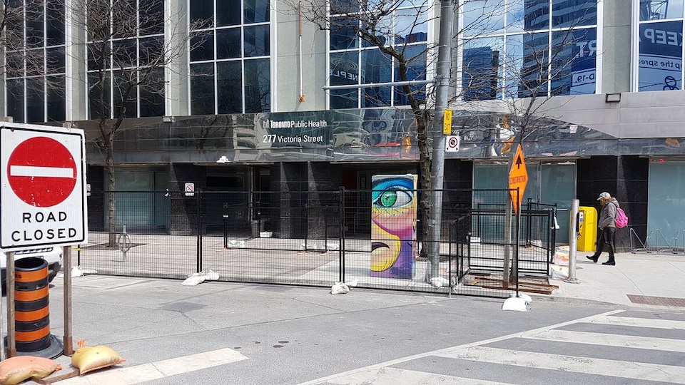Photo de l'avant du bureau de santé publique de Toronto. On y voit des clôtures.