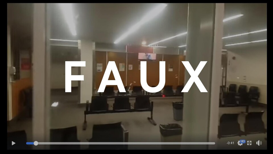 C'est une salle d'attente vide.
