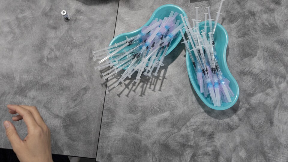 Des doses du vaccin Pfizer-BioNTech contre la COVID-19 dans des plateaux.
