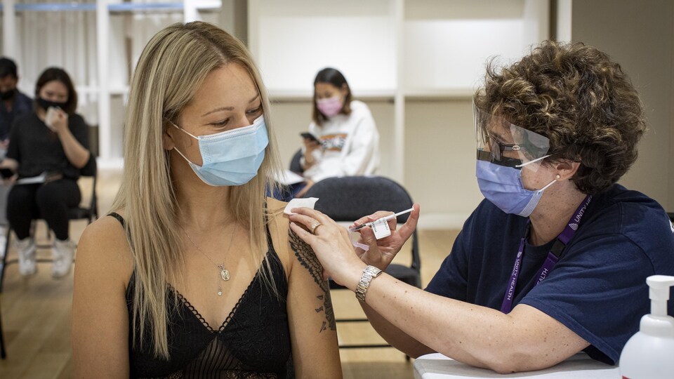 Michelle Quick, 33 ans, reçoit sa deuxième dose du vaccin de Pfizer-BioNTech.