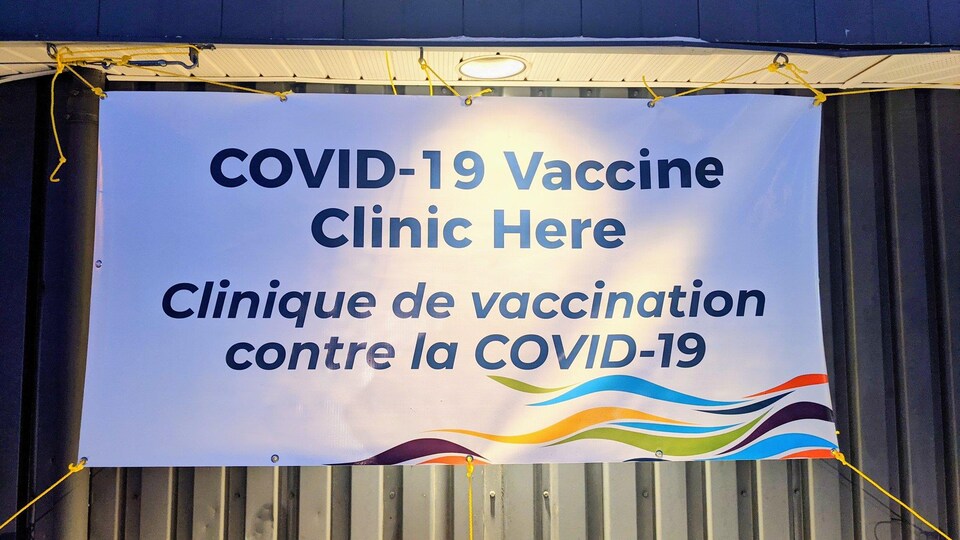 Un panneau devant une clinique de vaccination.