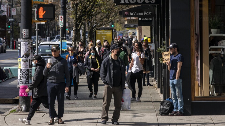 Des gens marchent dans le centre-ville de Vancouver.