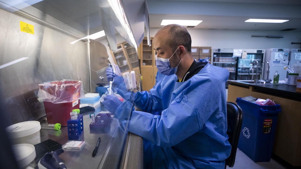 Un technicien de laboratoire avec un masque.