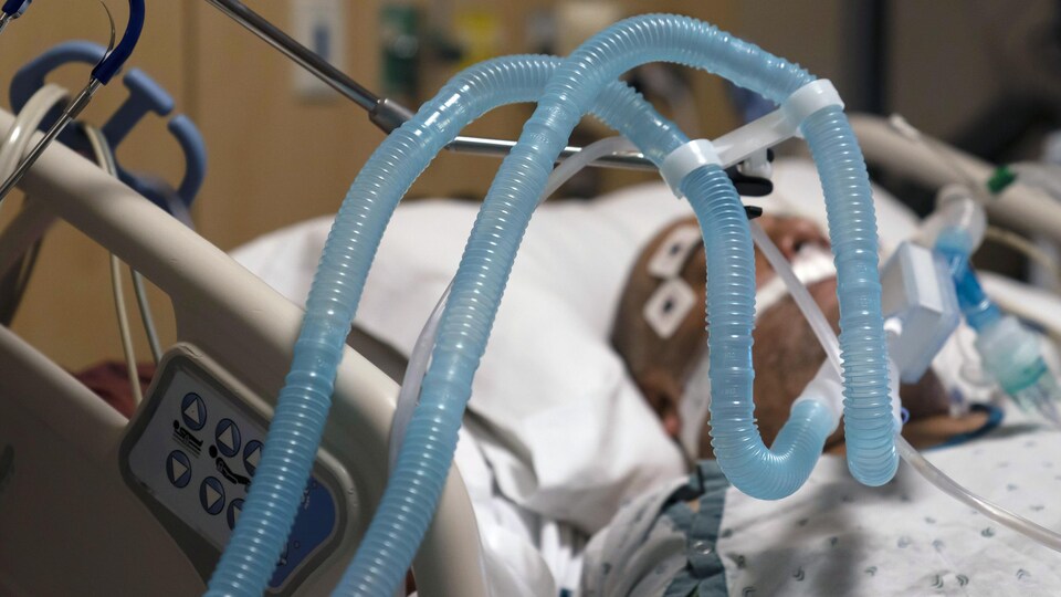Des tubes d'un ventilateur utilisé pour un patient dans un lit d'hôpital.