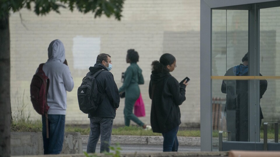 Des personnes font la queue, Montréal, le 09 Août 2022.