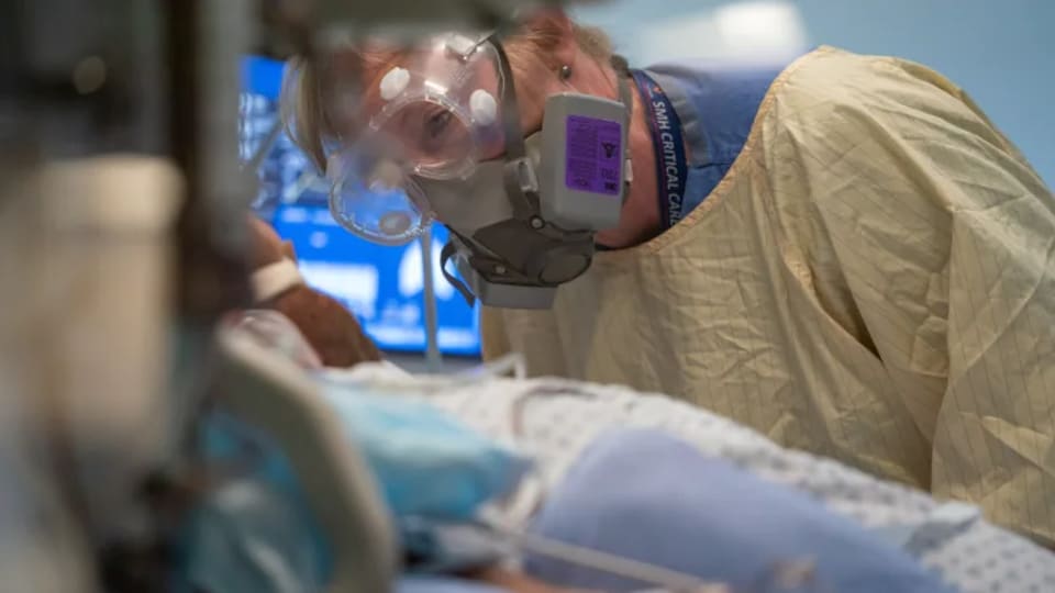 Une infirmière au chevet d'un patient