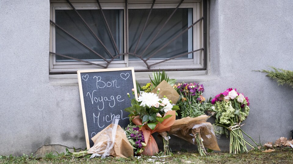 Des fleurs devant un bâtiment.