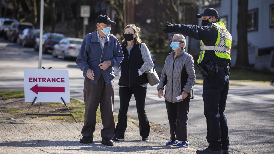 Des personnes âgées font la queue pour recevoir leur vaccin contre la COVID-19 dans un centre de dépistage de la région sanitaire de Vancouver Coastal.