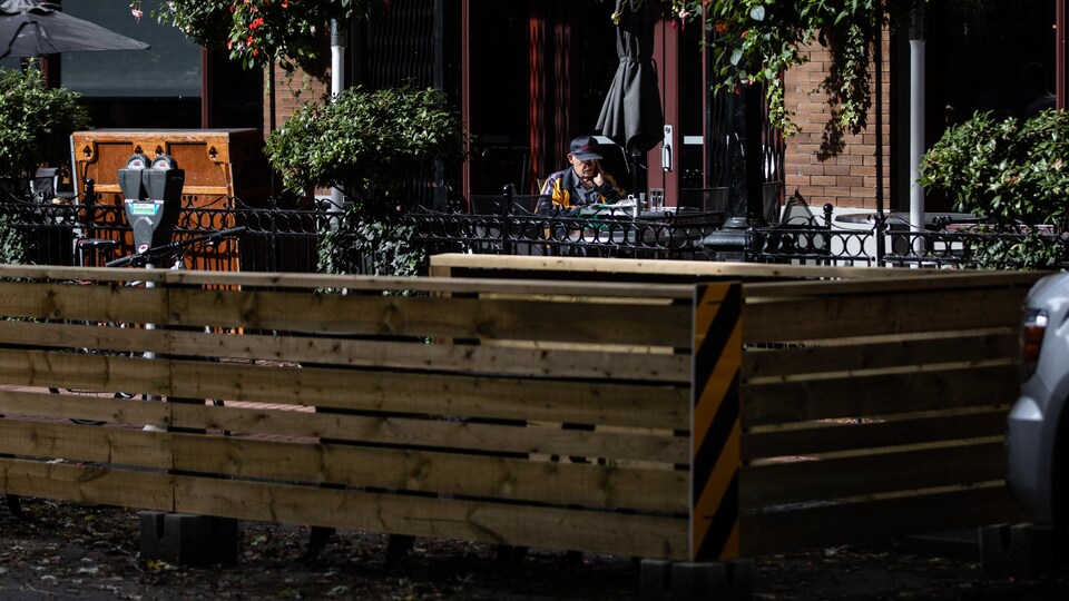 Les terrasses d'un restaurant du quartier Gastown.