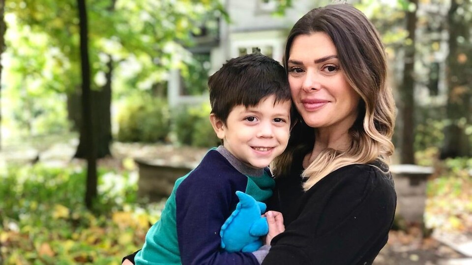 Ashley O'Rourke tient son fils dans les bras.