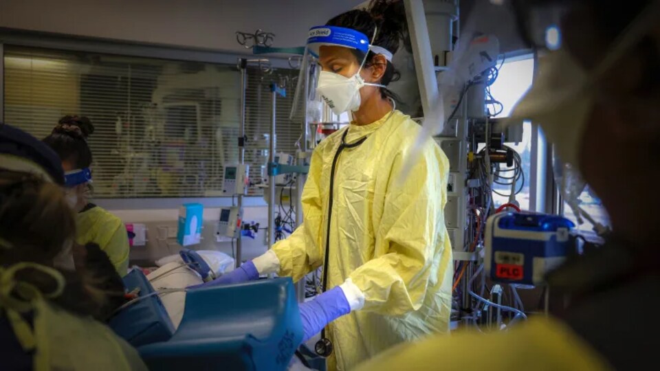 La Dre Ayesha Khory porte des équipements médicaux de protection.