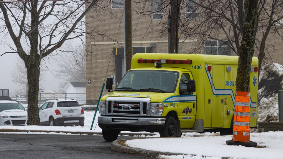 Les ambulanciers attendent patiemment près de l'hôpital. 