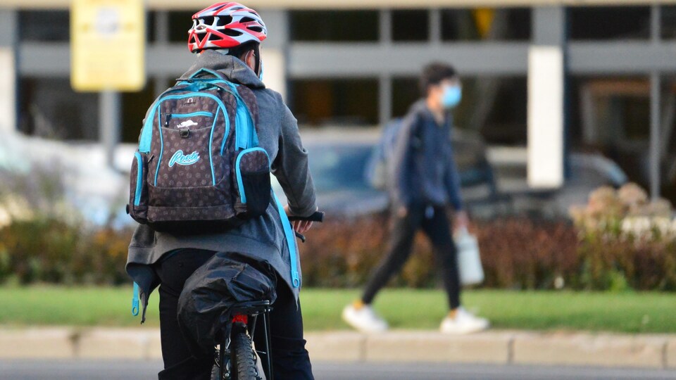 Un cycliste à Montréal.