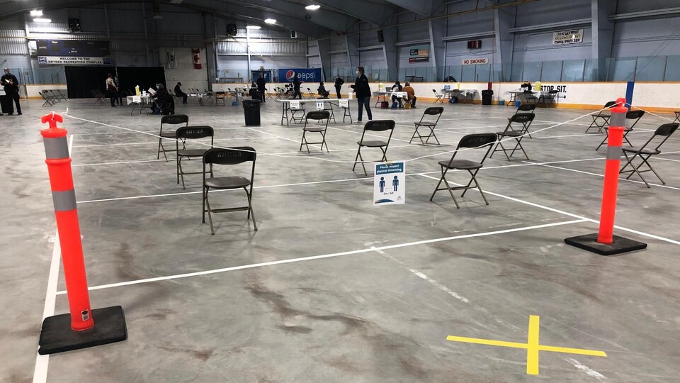 Des chaises sont disposées dans un aréna.