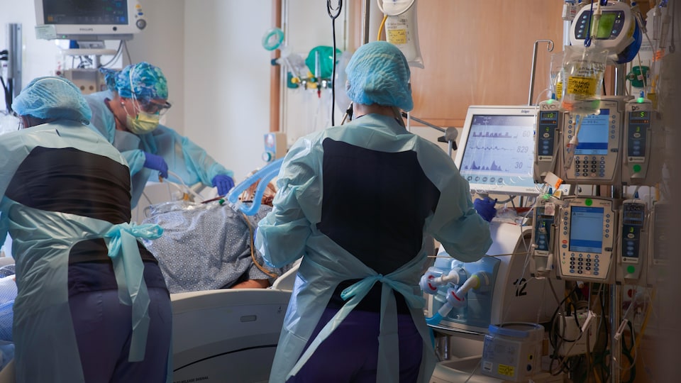 Des infirmières soignent un patient dans un hôpital.