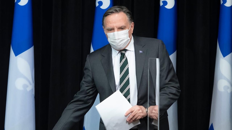 Il primo ministro Francois Legault indossa una maschera.