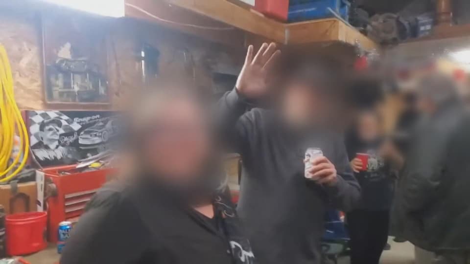 Des gens, avec le visage flouté, dise bonjour à la caméra.