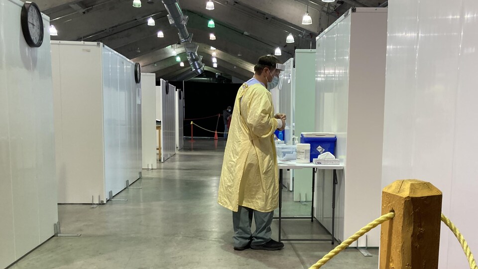 Un homme prépare un kit pour tester une personne.