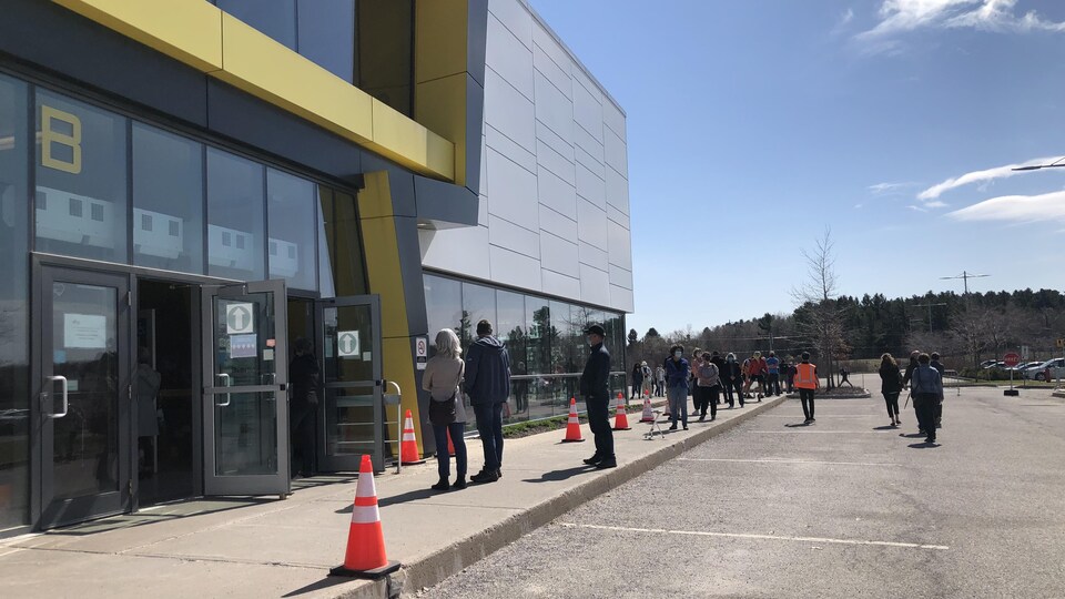 Une file d'attente devant le centre de foires.