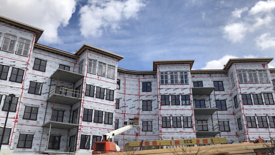 Immeuble de logements en construction.