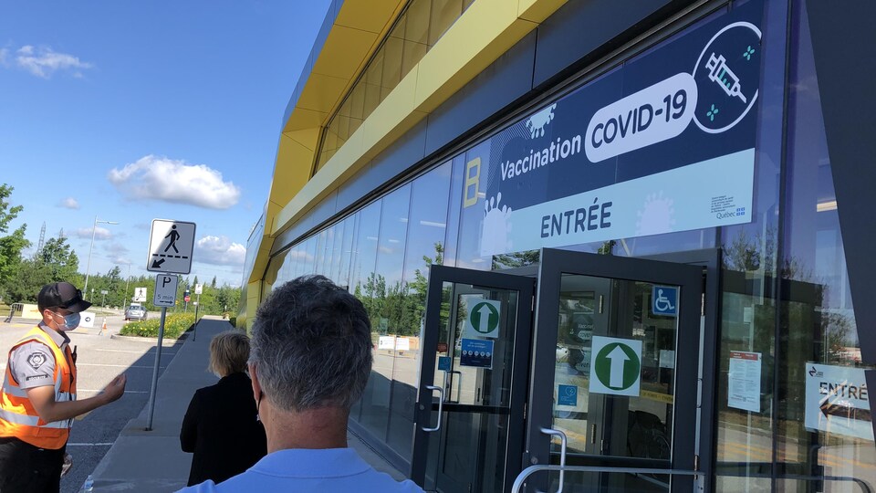 File d'attente devant un centre de vaccination.