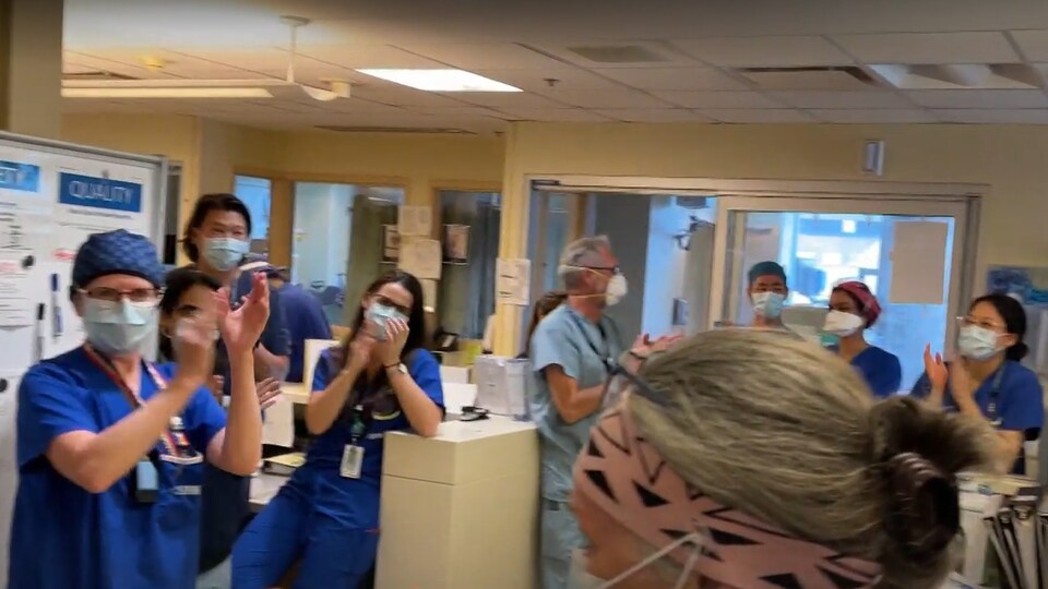 Des infirmières tapent dans les mains.
