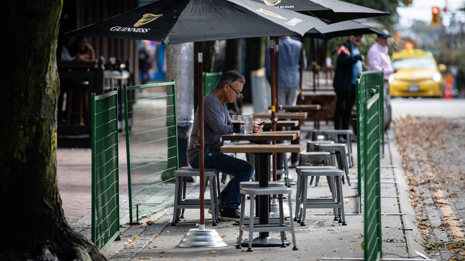 Une terrasse sur le trottoir.