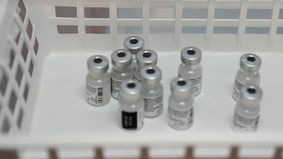 Gros plan sur des fioles de vaccin contre la COVID-19 dans un petit bac, le 20 mars 2021, à Bonaventure.