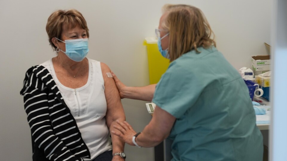 Une femme se fait vacciner contre la COVID-19 à Bonaventure, le 20 mars 2021.
