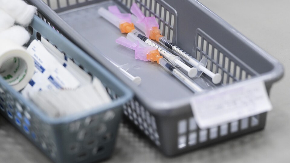 L’Ontario maintient sa stratégique vaccinale qui donne la priorité aux personnes les plus exposées aux maladies graves.