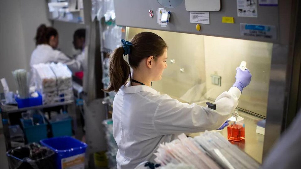 Caitlin Pritchard, chercheuse à AbCellera, dans son laboratoire.