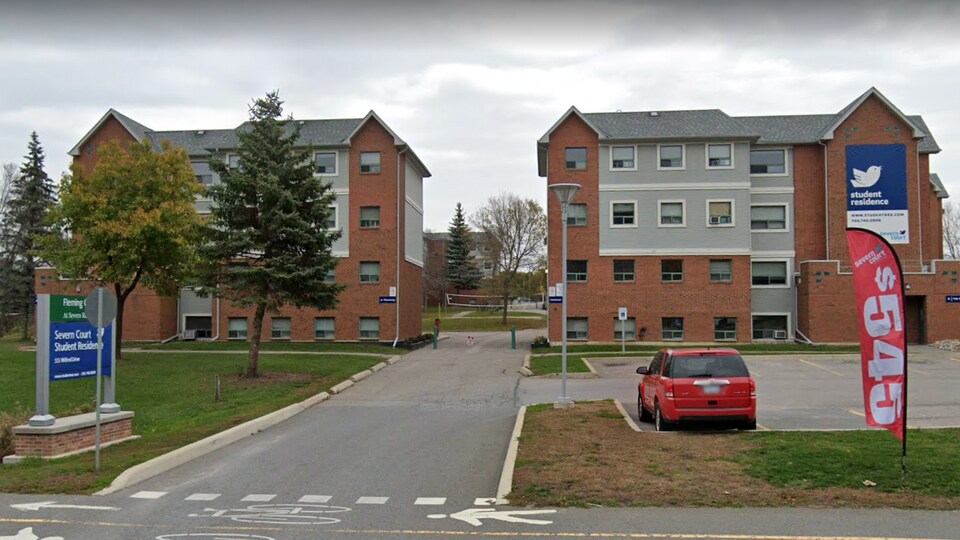 Vue extérieure de trois des résidences du complexe.