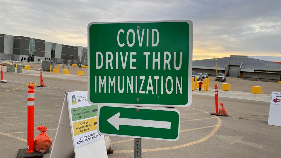 Panneau de signalisation indiquant le chemin à suivre pour aller se faire vacciner tout en restant au volant.