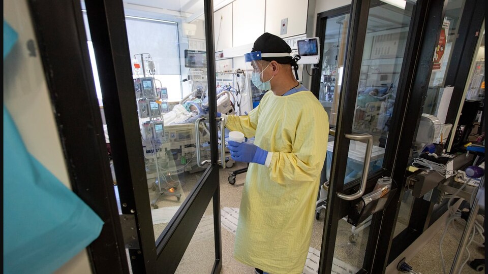 Un agent de santé dans une unité de soin