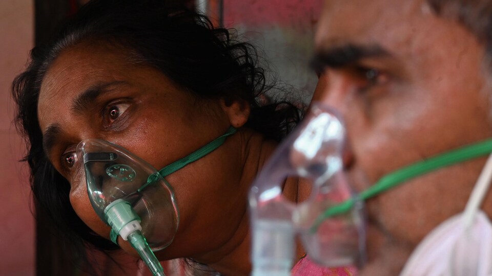  Des patients respirent à l'aide d'oxygène.