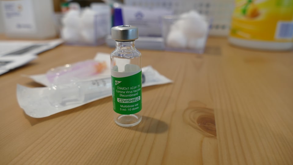 Une fiole de vaccin posée sur une table.