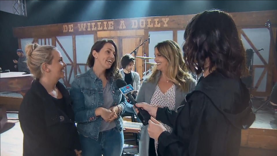 Les soeurs Riverin en entrevue avec Julie Larouche.