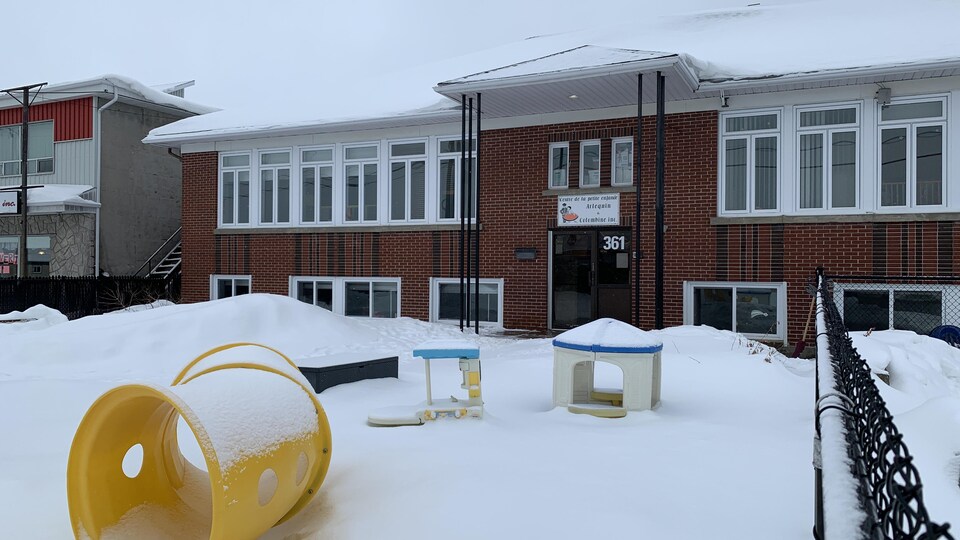La cour extérieure du Centre de la petite enfance Arlequin et Colombine d’Amos en hiver.