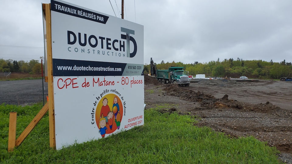 Devant le chantier, une affiche indique que les travaux sont réalisés par la firme Duotech Construction.
