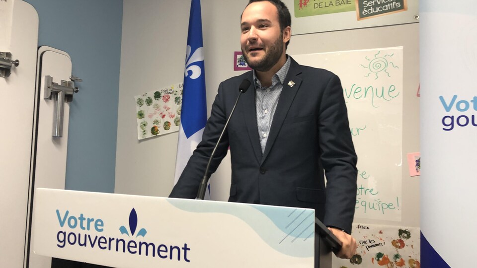 Le ministre Mathieu Lacombe au micro derrière une tribune